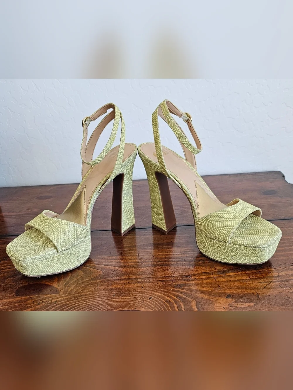 Gianni Bini Glitter Metallic Lime Green Platform Heels/Sandals Women's Size 7.5